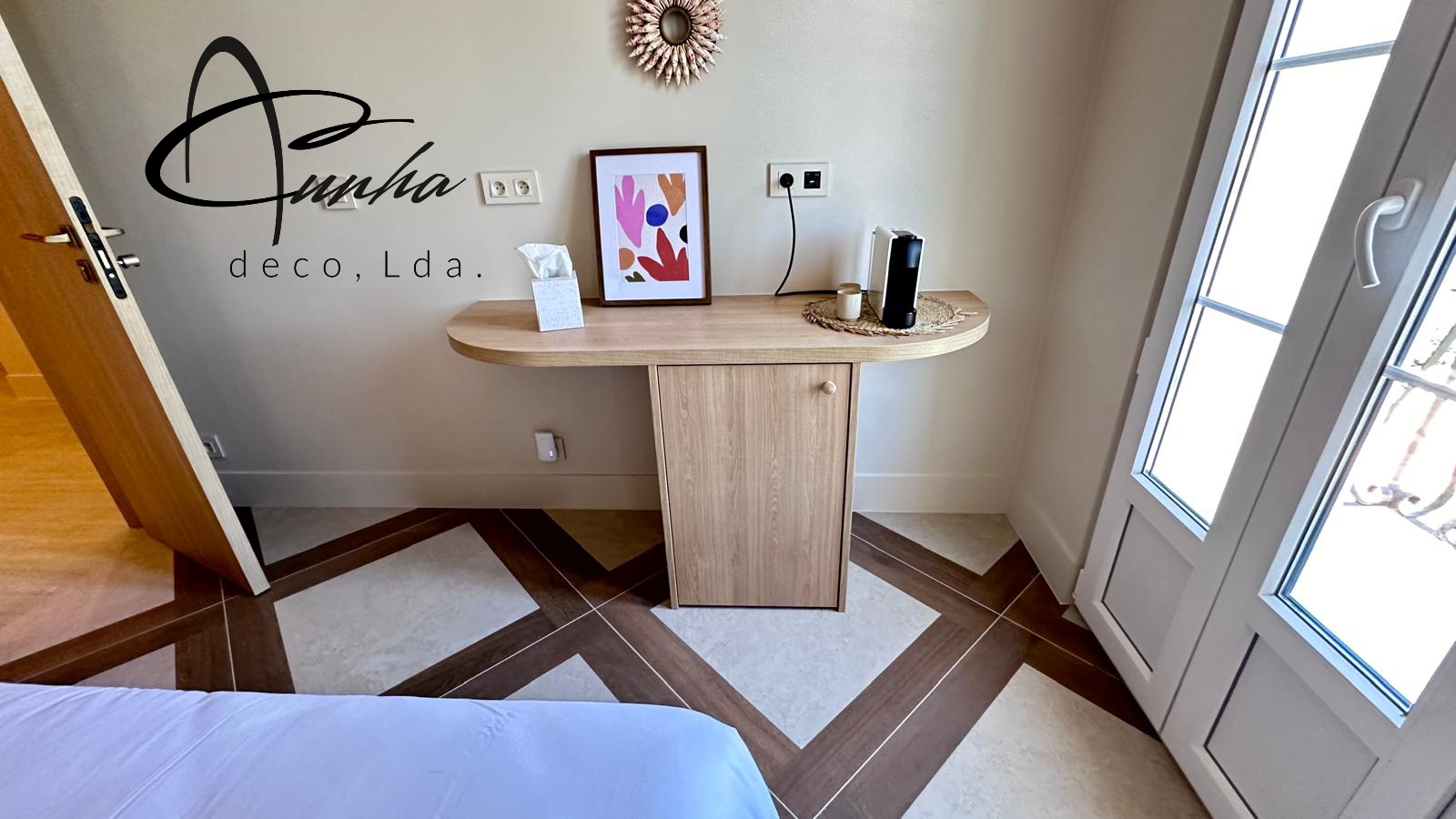 Bureau table chambre d'hotel